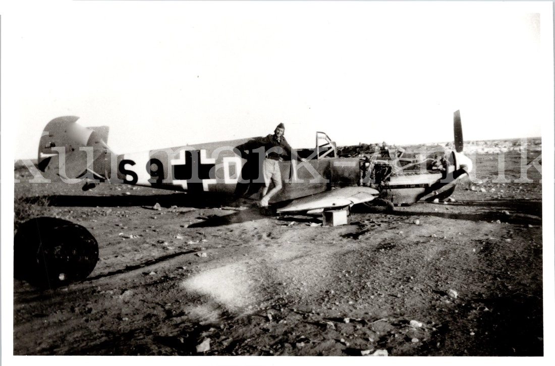 Bf 109 E-7/Trop, Uffz. Hans Sennholz, Zerstörergeschwader 1, III. Gruppe, 7. Staffel, Deutschland, S9+DR, W.Nr. 4 964, El Alamein (Ägypten), Der Flugzeugführer wurde am 31.08.1942 von der Flak bei El Alamein abgeschoss…