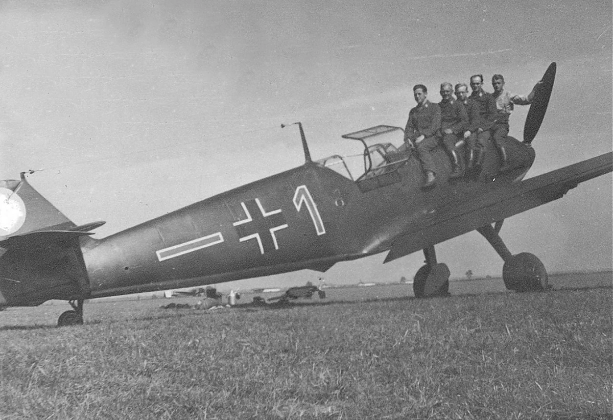 Bf 109 D-1, II. Gruppe, 5. Staffel, Deutschland, rote 1, Das Hakenkreuz wurde auf dem Scan weg retuschiert.