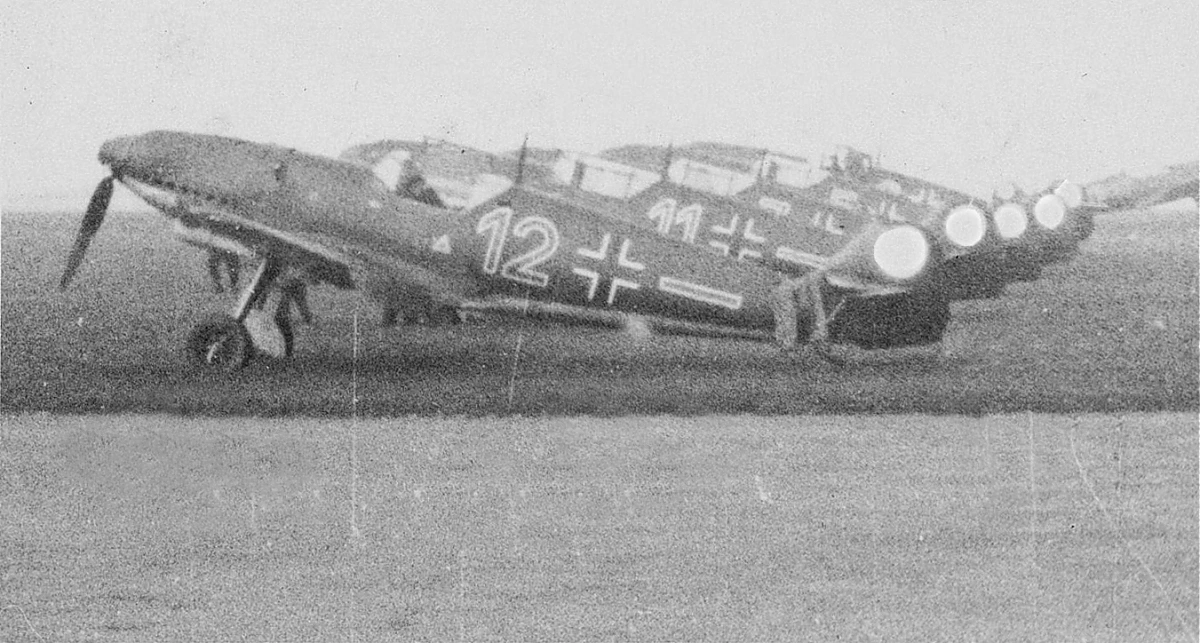 Bf 109 D-1, II. Gruppe, 5. Staffel, Deutschland, rote 12, Die Hakenkreuze wurden auf dem Scan weg retuschiert.