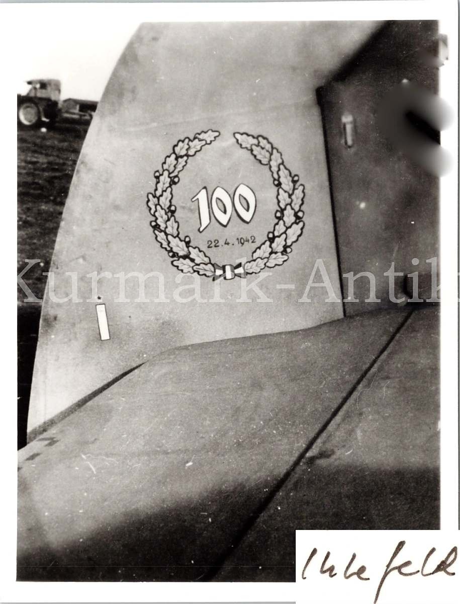 Bf 109 F-4/Z, Hptm. Herbert Ihlefeld, Jagdgeschwader 77, I. Gruppe, Stab, Deutschland, Winkel Dreieck, W.Nr. 7 555, Der 101. Abschuss gelang am 22.04.1942 gegen eine russische I-301.

Das Hak…