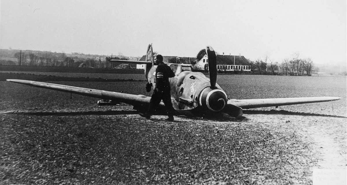 Bf 109 G-8, Oblt. Gerhard Leibnitz, Nahaufklärungsgruppe 5, 2. Staffel, Deutschland, schwarze 2, W.Nr. 201 143, Nyker (Dänemark), Sommer 1945 nach Kriegsende.