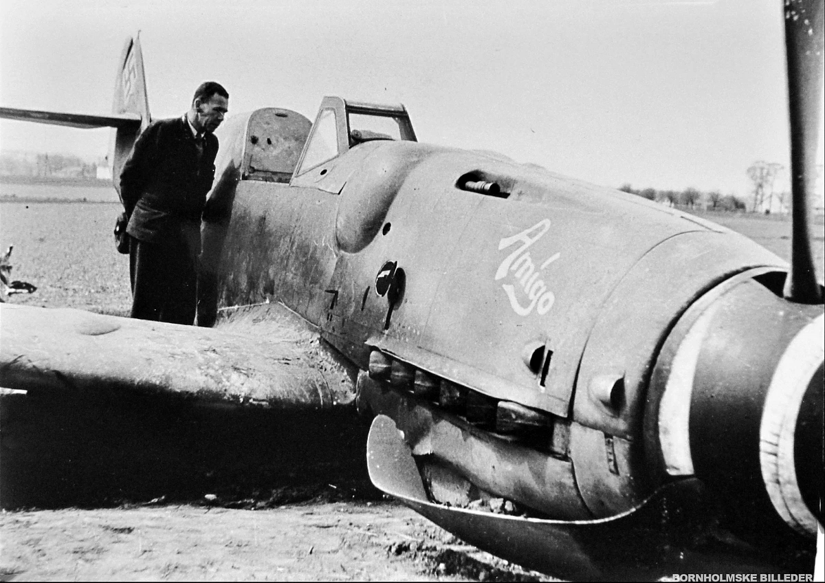 Bf 109 G-8, Oblt. Gerhard Leibnitz, Nahaufklärungsgruppe 5, 2. Staffel, Deutschland, schwarze 2, W.Nr. 201 143, Nyker (Dänemark), Sommer 1945 nach Kriegsende.