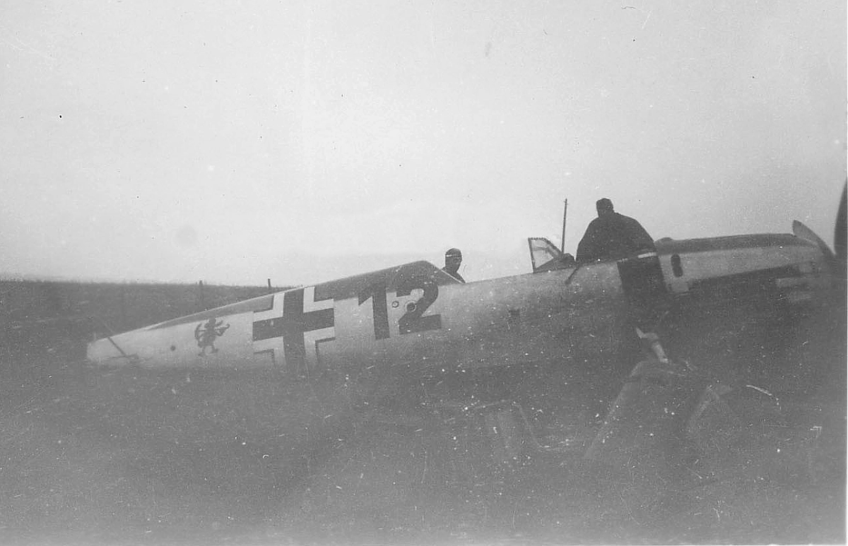 Bf 109 E, Lehrgeschwader 2, I. (J) Gruppe, 3. Staffel, Deutschland, braune 12, Diese Maschine mit Fahrwerkschaden wurde schon teilweise für den Abtransport …