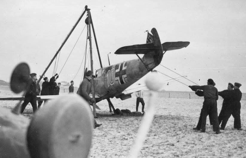 Bf 109 E, Deutschland, rote 10, Bergung einer Maschine an einem Strand.