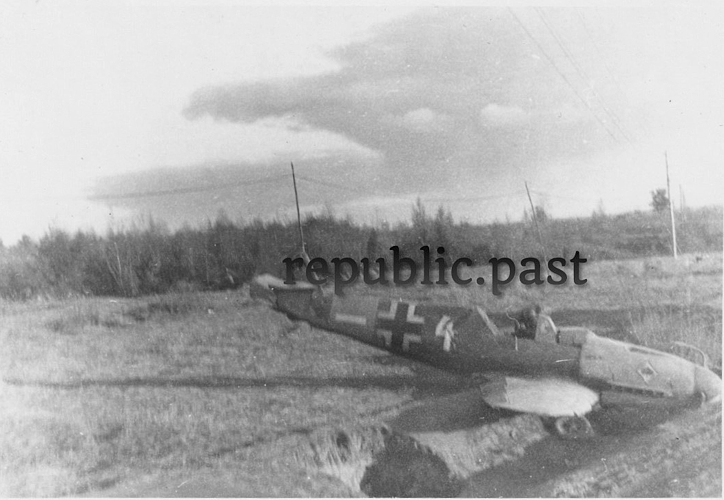 Bf 109 F-4, Lt. Fritz Dinger, Jagdgeschwader 53, II. Gruppe, 4. Staffel, Deutschland, weisse 4, W.Nr. 7 187, Szologubowka (Sowjetunion), Der Leutnant Dinger musste am 05.10.1941 nach Feindbeschuss bei Szologubowka …
