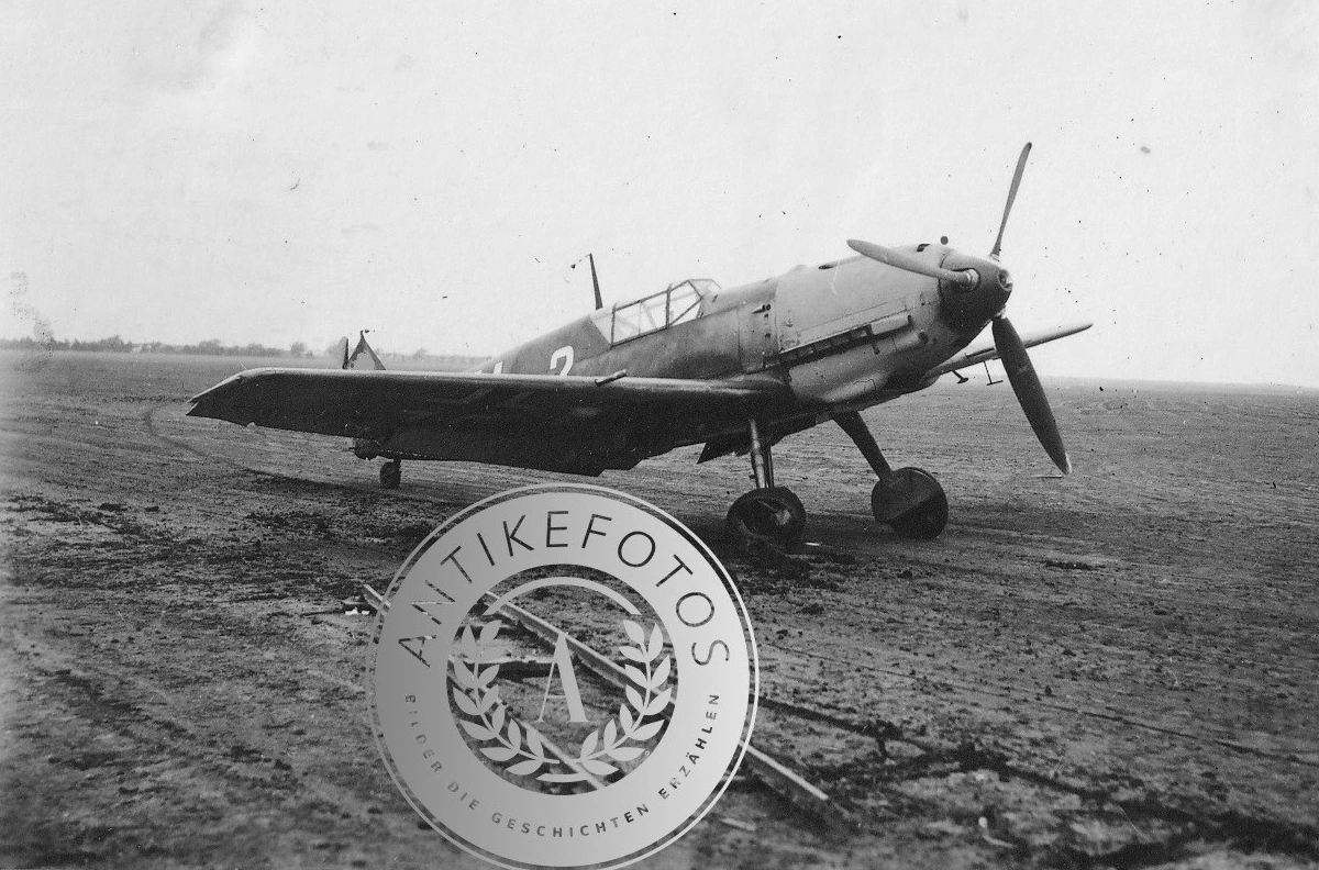 Bf 109 E, Deutschland, weisse 2, Der rechte Reifen ist beschädigt und auch ein Propellerblatt scheint beschädi…