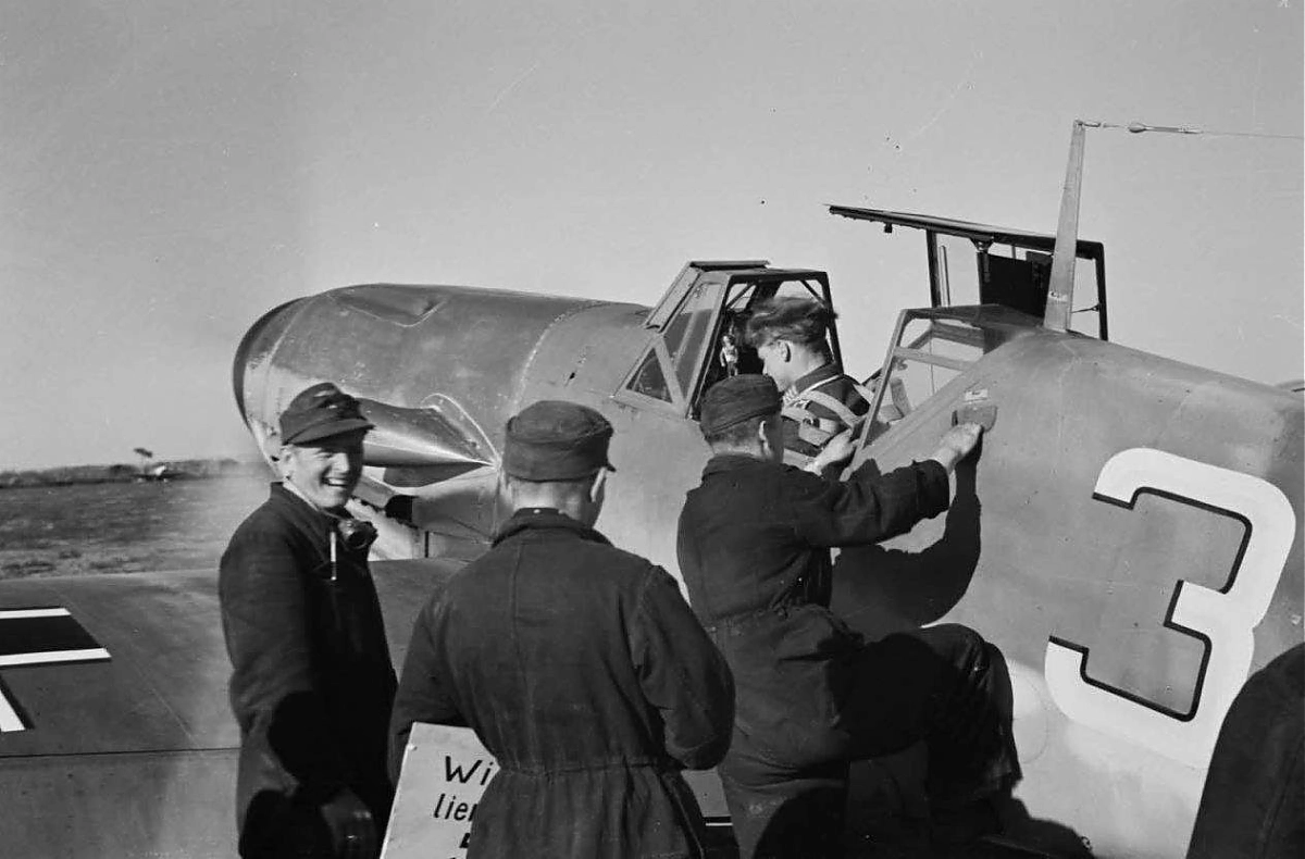 Bf 109 F-4, Obfw. Rudolf "Rudi" Müller, Jagdgeschwader 3, II. Gruppe, 6. Staffel, Deutschland, gelbe 3, Petsamo (Sowjetunion), Glückwünsche nach dem 500. Abschuss der 6. Staffel.