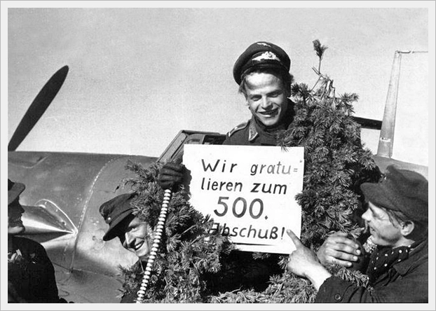 Bf 109 F-4, Obfw. Rudolf "Rudi" Müller, Jagdgeschwader 3, II. Gruppe, 6. Staffel, Deutschland, gelbe 3, Petsamo (Sowjetunion), Glückwünsche nach dem 500. Abschuss der 6. Staffel.
