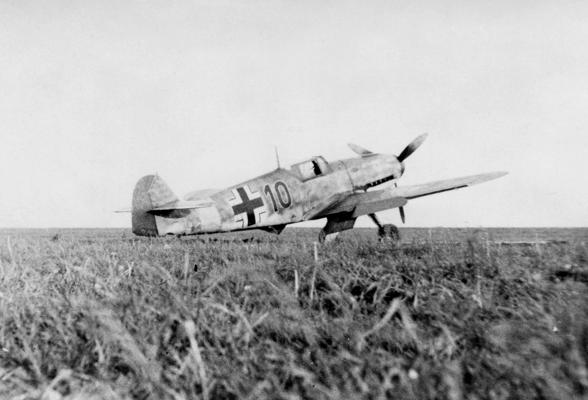 Bf 109 F, Deutschland, schwarze 10, Das Hakenkreuz wurde auf dem Scan weg retuschiert.