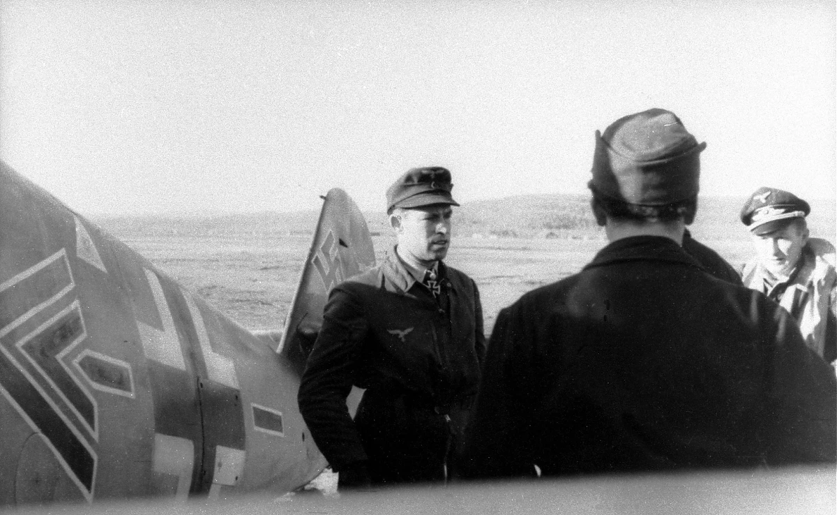 Bf 109 G-6, Maj. Heinrich Ehrler, Jagdgeschwader 5, Stab, Deutschland, Doppelwinkel Strich, Links der Geschwaderkommodore und rechts der Adjutant Hptm. Rudolf Lüder.