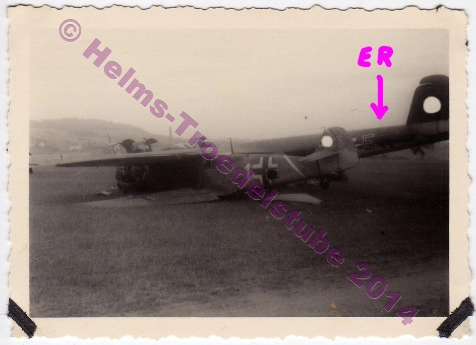 Bf 109 E-4, Oblt. Karl-Wolfgang Redlich, Jagdgeschwader 27, I. Gruppe, 1. Staffel, Deutschland, weisse 1, W.Nr. 5 294, Auxerre (Frankreich), Die "weisse 1" vom Staffelkapitän wurde am 16.06.1940 zusammen mit zwei weite…