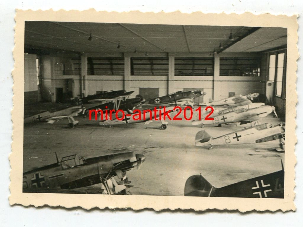 Bf 109 D-1, Ergänzungsjagdgruppe Merseburg, Deutschland, rote 6, Merseburg (Deutschland), Das Hakenkreuz wurde auf dem Scan weg retuschiert.