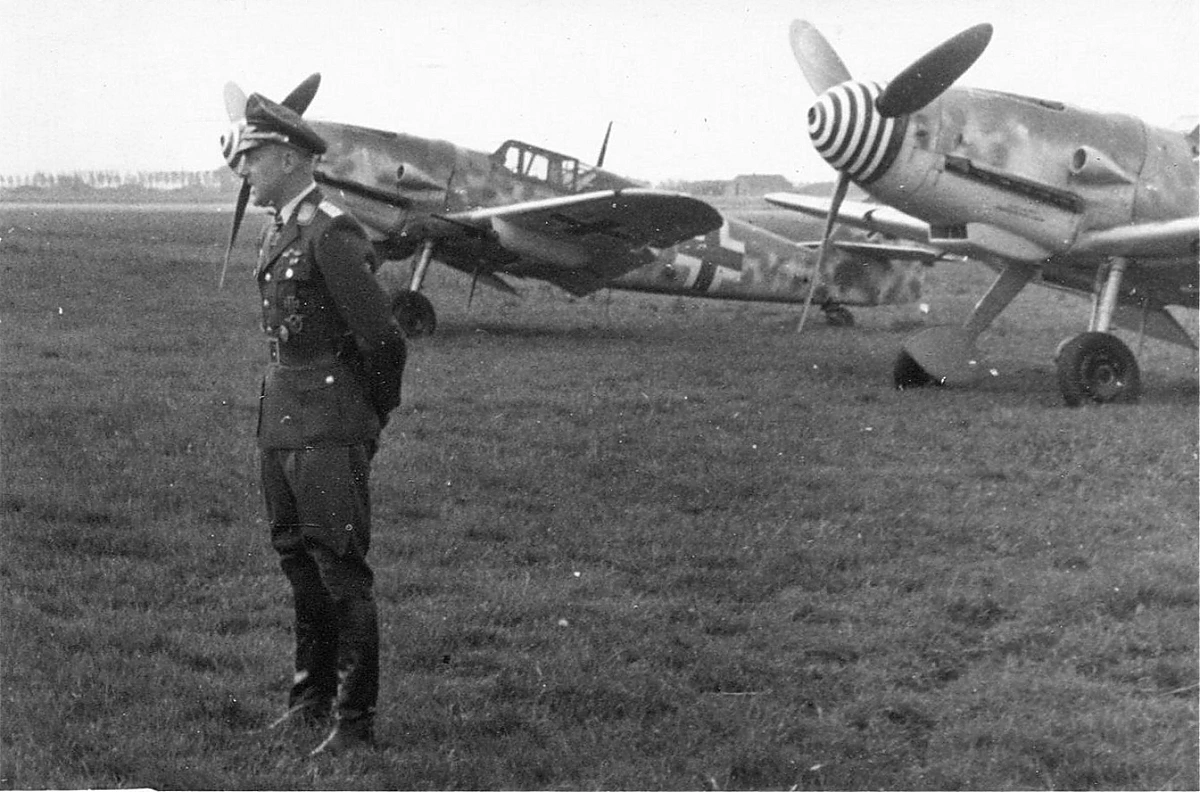 Bf 109 G-6/Y, Deutschland, Beide Maschinen sind mit dem FuG 16 ZY ausgestattet, der Morane-Mast befindet…