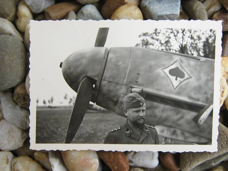 Bf 109 F, Jagdgeschwader 53, Deutschland, Beachte den nachgetarnten Anstrich, auch auf der Propellerhaube.