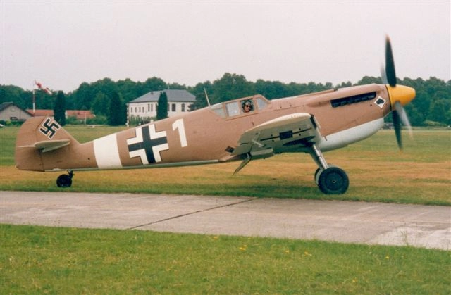 Hispano Aviacion H.A. 1112 M-1-L, Deutschland, weisse 1, W.Nr. 201, Brasschaat (Belgien), Die Maschine im Besitz von Eric Vormezeele.
Das Foto dürfte in den 1990er Ja…