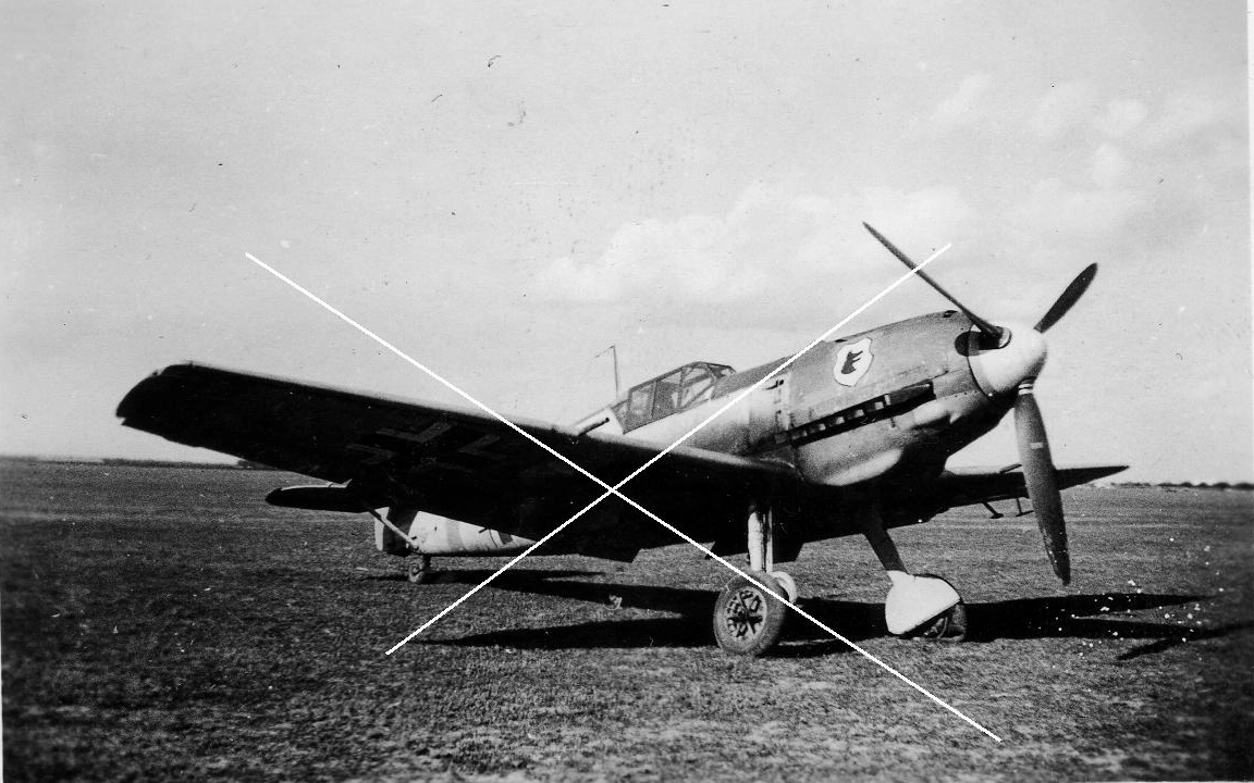 Bf 109 E, Jagdgeschwader 77, III. Gruppe, Deutschland, Der linke Reifen ist platt.