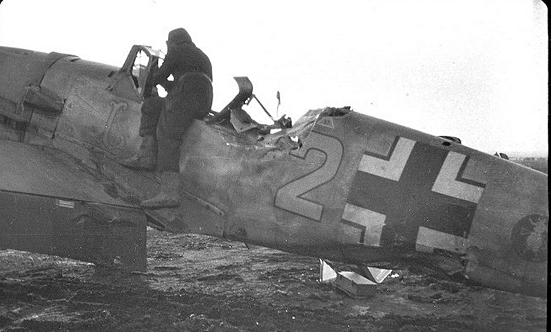 Bf 109 E, Lehrgeschwader 2, I. (J) Gruppe, 3. Staffel, Deutschland, gelbe 2, Beschädigte Maschine, vermutlich durch Überschlag, im Mittelmeer-Raum.