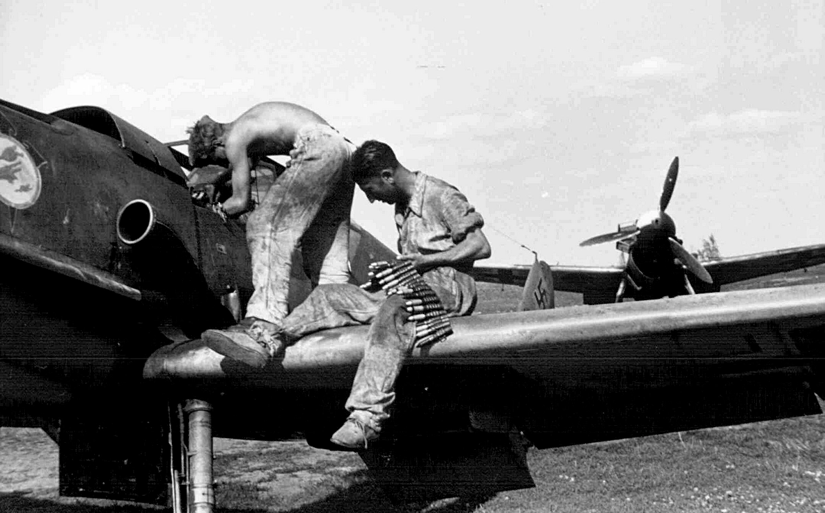 Bf 109 F-2, Jagdgeschwader 51, Stab, 15.(span.) Staffel, Deutschland, Auf der Motorhaube sieht man dann Staffelabzeichen der 2. Aufstellung, welche…