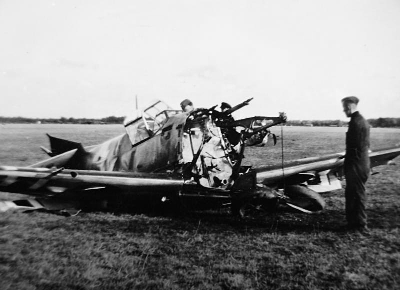 Bf 109 E-3, Lehrgeschwader 2, I. (J) Gruppe, 3. Staffel, Deutschland, gelbe 5, Schwerer Bruch, bei welchem der Motor aus der Zelle gerissen wurde und der Ru…