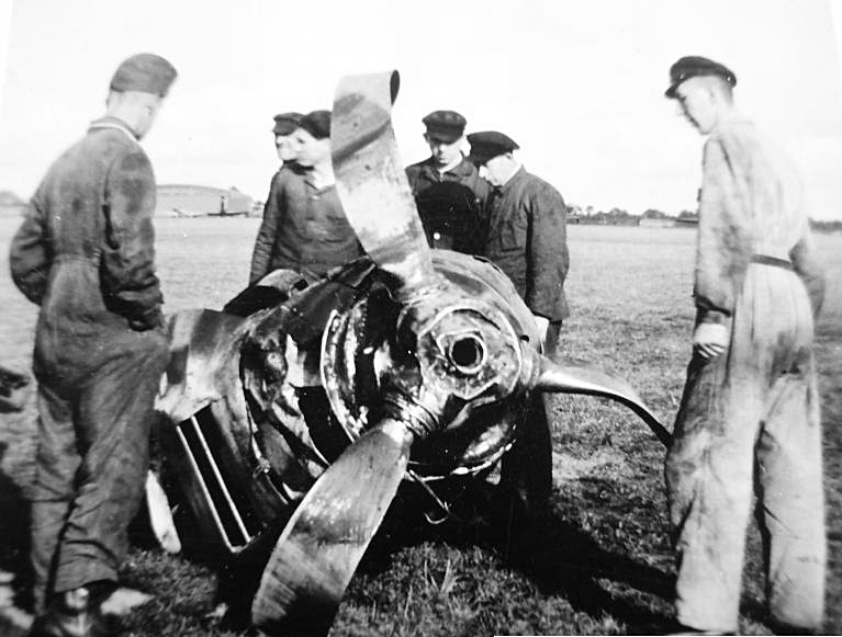 Bf 109 E-3, Lehrgeschwader 2, I. (J) Gruppe, 3. Staffel, Deutschland, gelbe 5, Schwerer Bruch, bei welchem der Motor aus der Zelle gerissen wurde und der Ru…