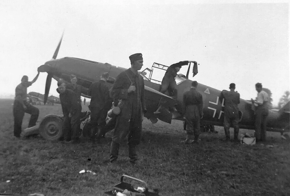 Bf 109 E, Jagdgeschwader 52, II. Gruppe, 5. Staffel, Deutschland, rote 13, Lepel (Sowjetunion)