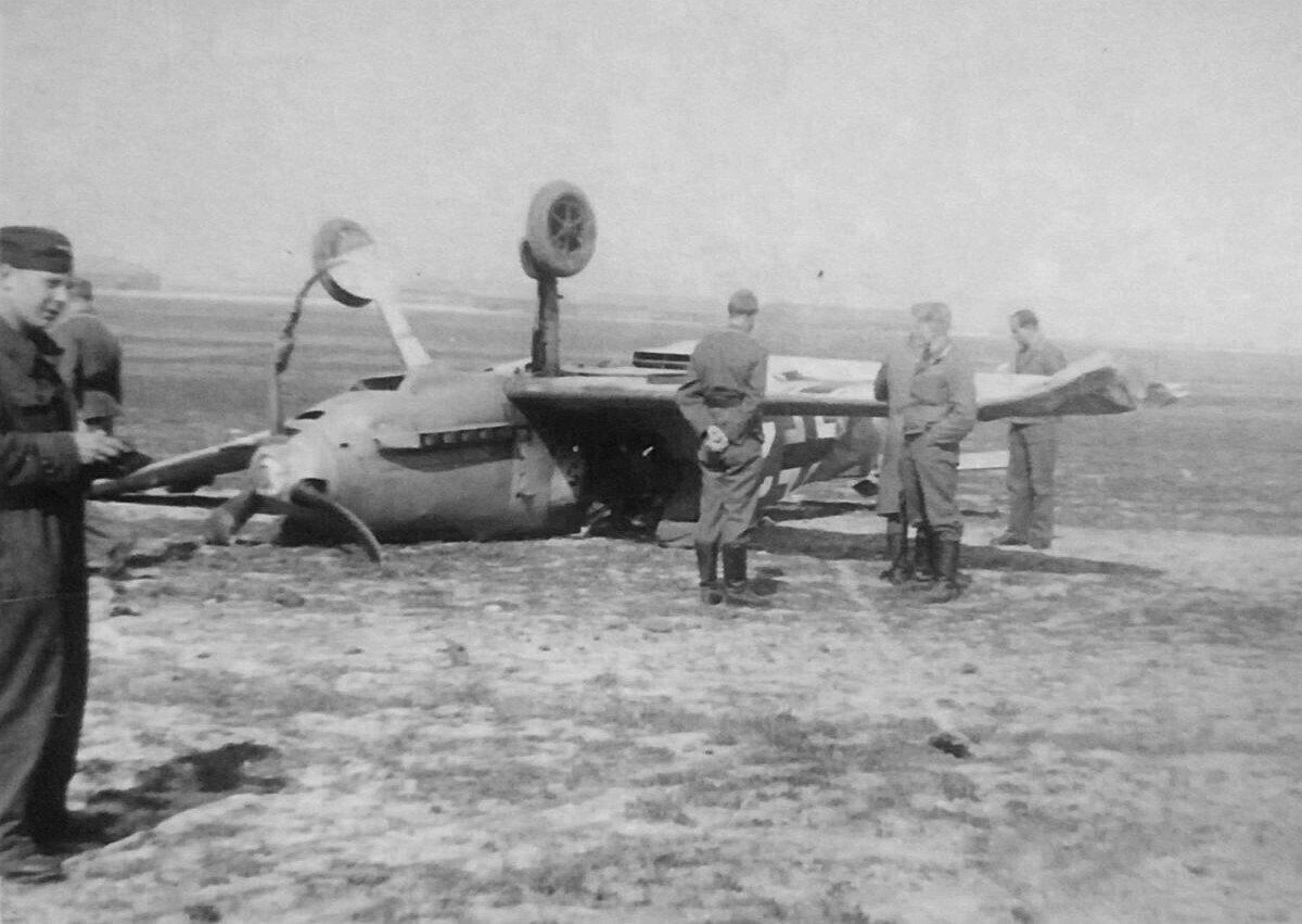 Bf 109 E, Uffz. Weber, Jagdgeschwader 26, Ergänzungsgruppe, 1. Staffel, Deutschland, weisse 26, Cognac (Frankreich), Die Aufnahme entstand 1941 auf dem französischen Flugplatz von Cognac. Die An…