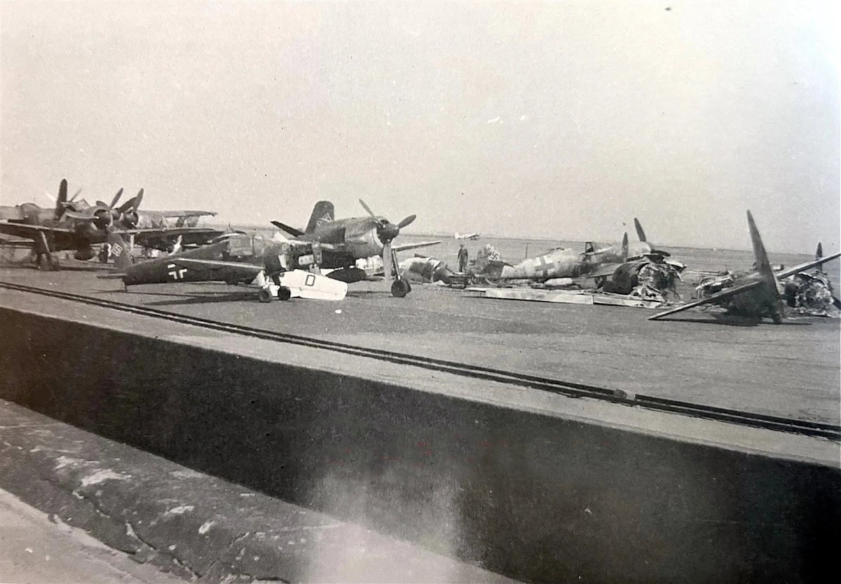 Bf 109 K-4, Deutschland, W.Nr. 330 167, Tarnewitz (Deutschland), Beutemaschinen bei der Erprobungsstelle.