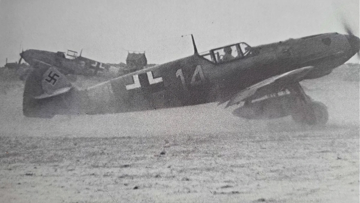 Bf 109 E-7/N, Jagdgeschwader 26, III. Gruppe, 7. Staffel, Deutschland, weisse 14, Gela (Sizilien), Das Foto wurde zwischen Februar und März 1941 in Gela auf Sizilien aufgenomme…