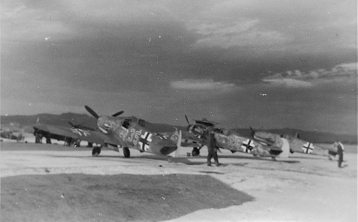 Bf 109 G, Deutschland, rote 35, Es dürfte sich um Maschinen einer Ergänzungsgruppe handeln.
Die "rote 29" is…