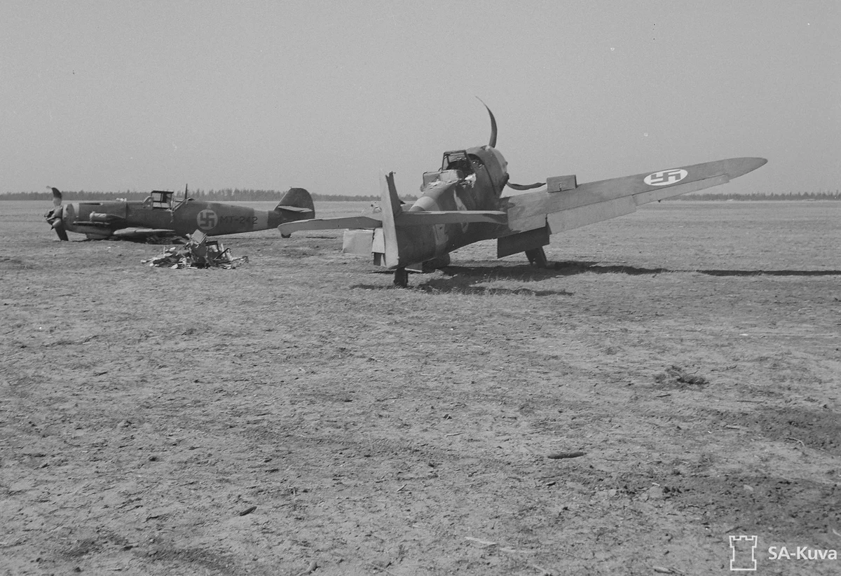 Bf 109 G-2, unbek. Leo Ahokas, LeR 3, HLeLv 24, 3. Lentue, Finnland, MT-242, W.Nr. 10 789, Suulajärvi (Finnland), Am 12.05.1944 kam es zu einem Bodenzusammenstoß mit der MT-236 (siehe [foto]7…