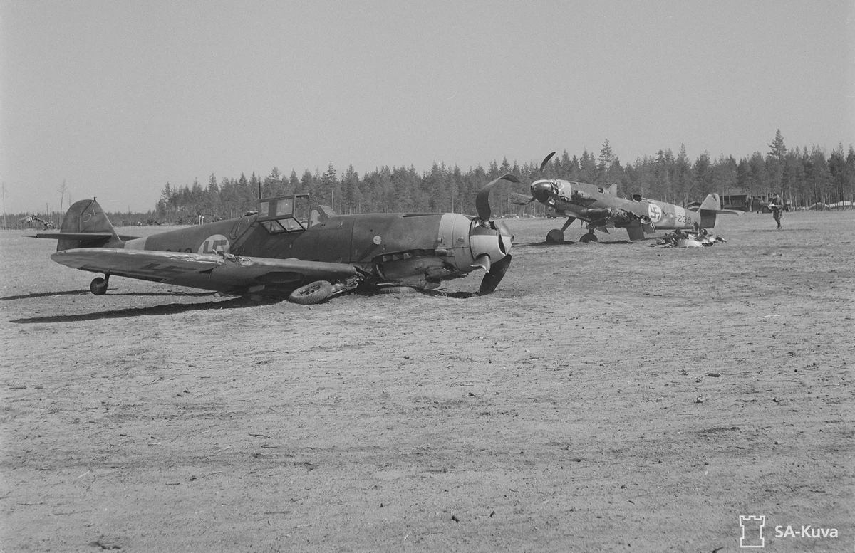 Bf 109 G-2, unbek. Leo Ahokas, LeR 3, HLeLv 24, 3. Lentue, Finnland, MT-242, W.Nr. 10 789, Suulajärvi (Finnland), Am 12.05.1944 kam es zu einem Bodenzusammenstoß mit der MT-236 (siehe [foto]7…