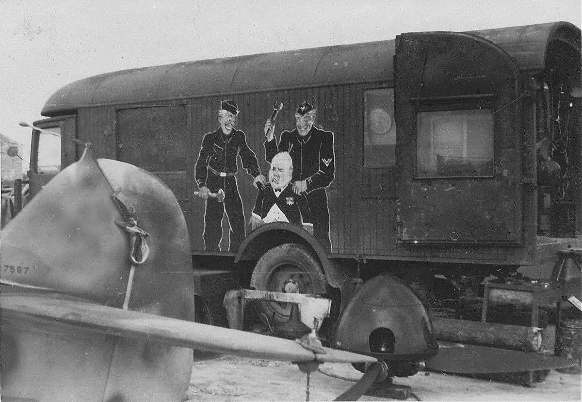 Bf 109 F-4, Jagdgeschwader 53, Deutschland, W.Nr. 7 587, Die "schwarzen Männer" bearbeiten auf dem Bild an ihrem Werkstattwagen Winsto…