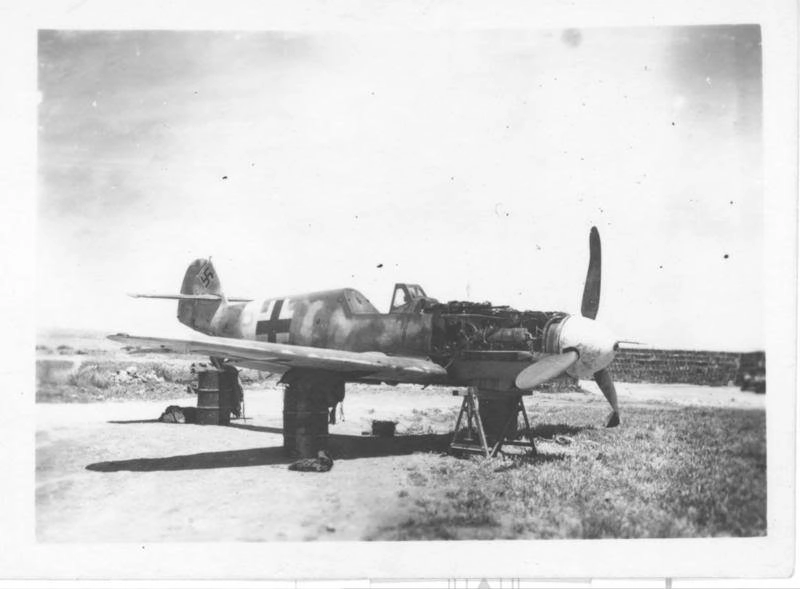 Bf 109 G-6 trop, Oblt. Günther Hannak, Jagdgeschwader 27, III. Gruppe, 7. Staffel, Deutschland, W.Nr. 18 046, Luqa (Malta), Notlandung vom Staffelkapitän wegen Motorschaden auf Malta am 05.05.1943. Er …