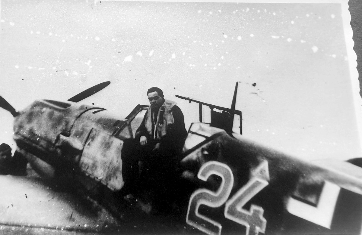 Bf 109 E, Deutschland, rote 24, Die Farbe der Kennung ist eine Vermutung.