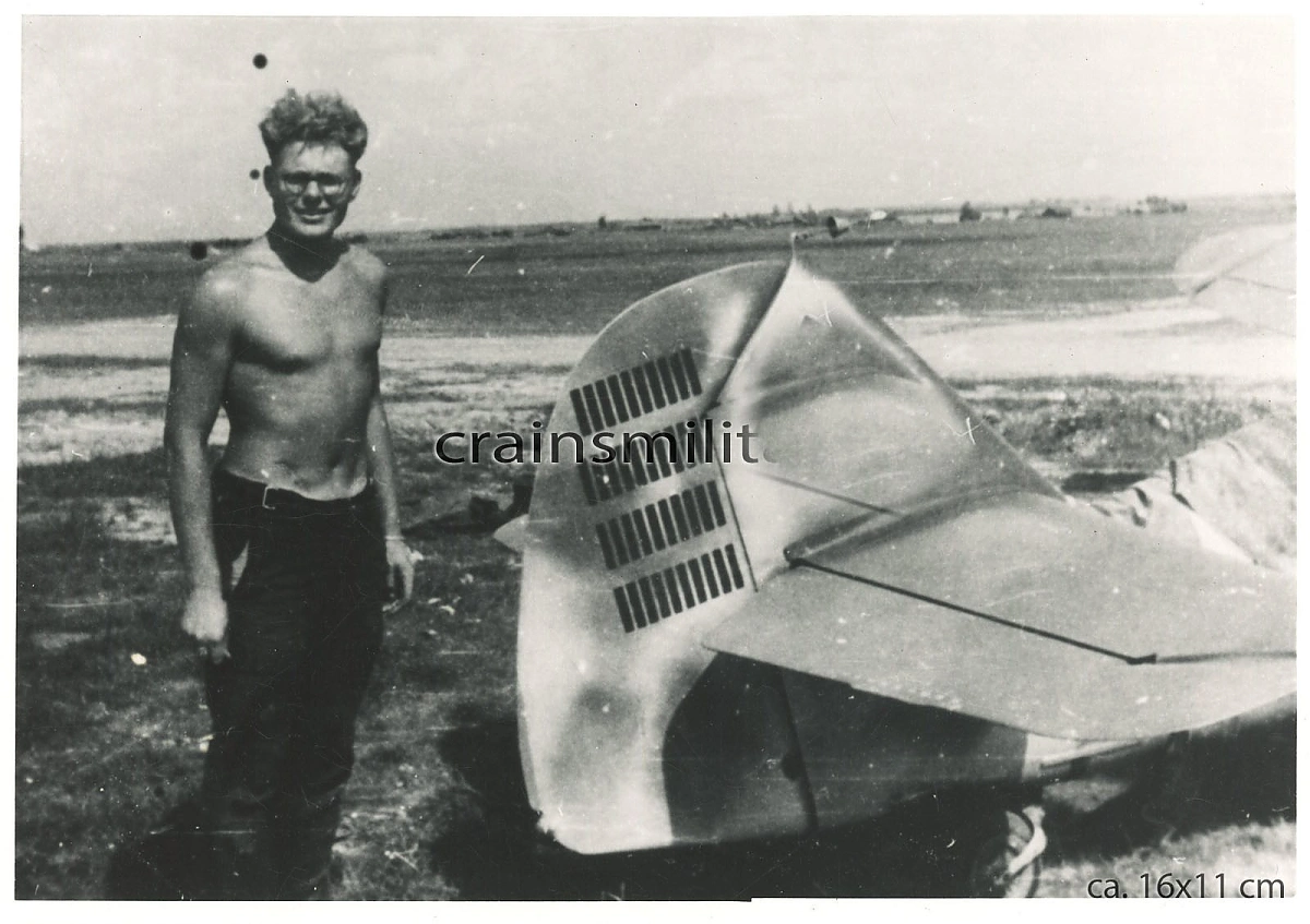 Bf 109 F-2, Oblt. Erich "Schmidtchen" Schmidt, Jagdgeschwader 53, III. Gruppe, 9. Staffel, Deutschland, gelbe 11, 40 Abschussbalken sind am Seitenruder aufgemalt.