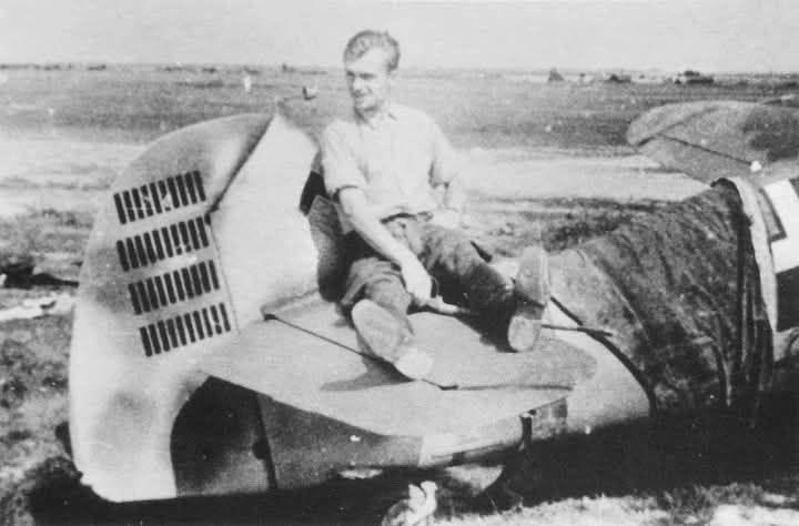 Bf 109 F-2, Oblt. Erich "Schmidtchen" Schmidt, Jagdgeschwader 53, III. Gruppe, 9. Staffel, Deutschland, gelbe 11, 40 Abschussbalken sind am Seitenruder aufgemalt.

Das Hakenkreuz wurde auf …