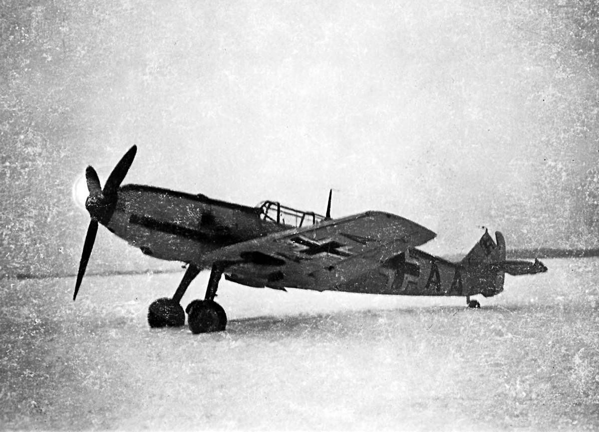 Bf 109 E-1, Deutschland, Stammkennzeichen, Notlandung auf einem zugefrorenen See.