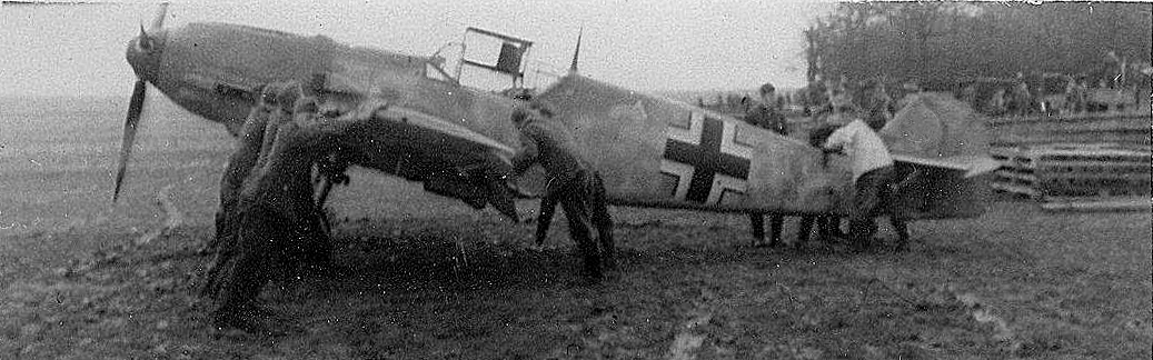 Bf 109 E, Deutschland, gelbe 3, Das Hakenkreuz wurde auf dem Scan weg retuschiert.