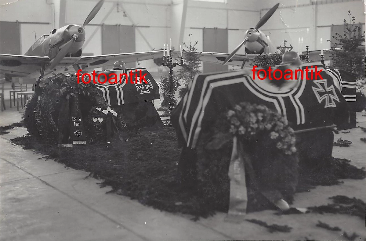 Bf 109 D-1, Jagdgeschwader 133, I. Gruppe, 2. Staffel, Deutschland, Wiesbaden - Erbenheim (Deutschland), Auf der Schleife steht geschrieben:
"II. Staffel
I./133"

Siehe auch:
[t…
