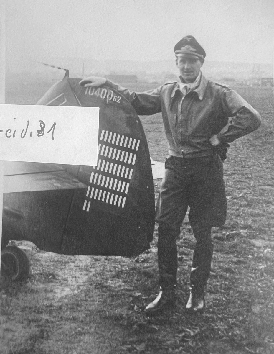 Bf 109 G-2, Hptm. Adalbert Sommer, Jagdgeschwader 107, I. Gruppe, 3. Staffel, Deutschland, W.Nr. 10 400, Nancy-Essay (Frankreich), Seine Abschüsse erzielte Sommer bei der 7./JG52. Es sind 52 Balken aufgemalt.…