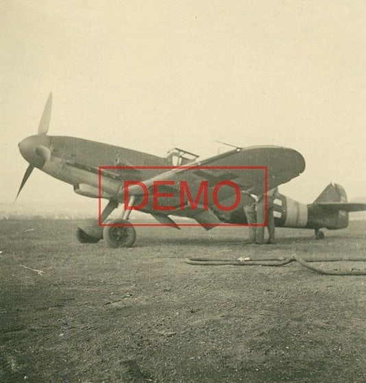 Bf 109 G-2, Hptm. Adalbert Sommer, Jagdgeschwader 107, I. Gruppe, 3. Staffel, Deutschland, rote 1, W.Nr. 10 400, Nancy-Essay (Frankreich), Die Kennung dürfte Rot sein und das Rumpfband Gelb.

Danke Franck und Ruud …