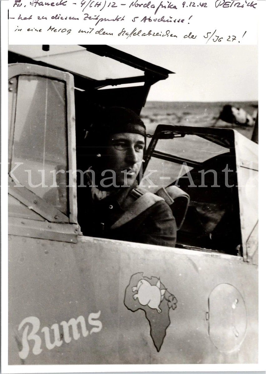 Bf 109 F-4, Fw. Staneck, Nahaufklärungsgruppe 12, 4.(H) Staffel, Deutschland, schwarze 1, Es steht als persönliches Zeichen "Rums" an der Maschine. Daneben ist das Sta…