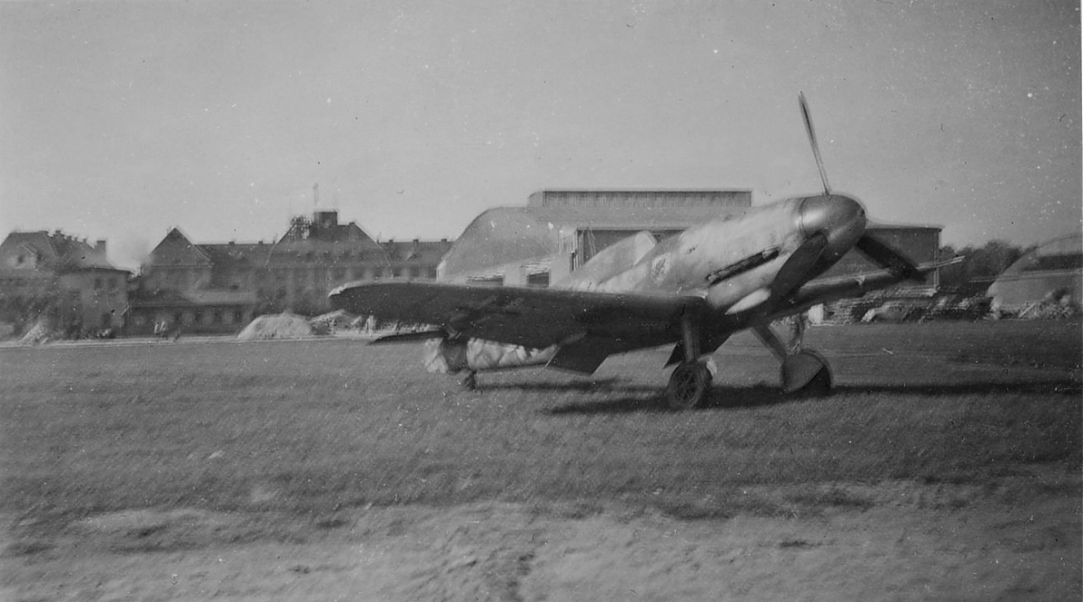 Bf 109 F-2, Jagdgeschwader 54, II. Gruppe, Deutschland, Irgendwo an der Ostfront, wer kann den Ort anhand des markanten Gebäudes iden…