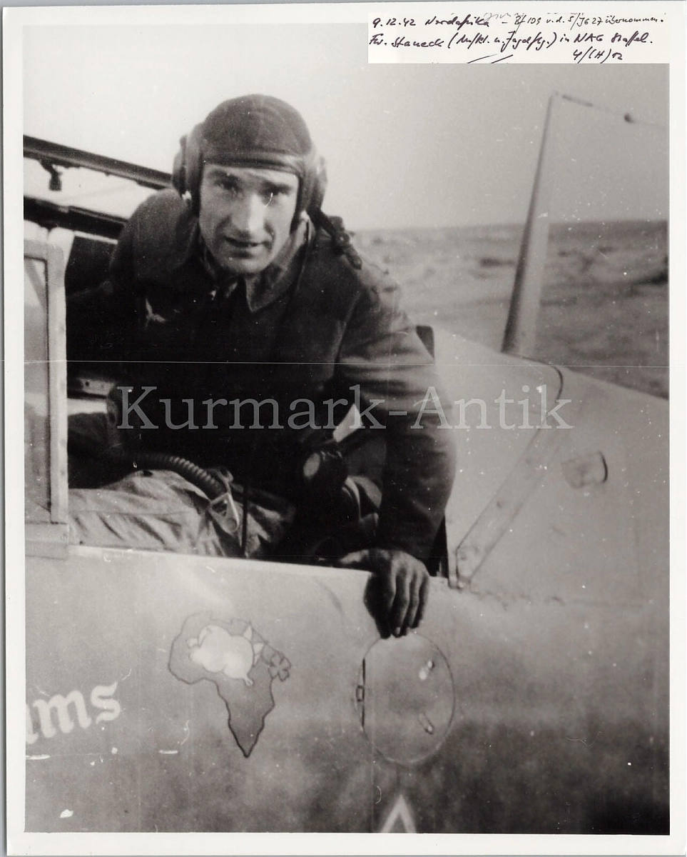 Bf 109 F-4, Fw. Staneck, Nahaufklärungsgruppe 12, 4.(H) Staffel, Deutschland, schwarze 1, Es steht als persönliches Zeichen "Rums" an der Maschine. Daneben das Staffel…