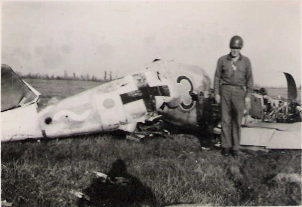 Bf 109 G-6, Jagdgeschwader 3, IV. Gruppe, 11. Staffel, Deutschland, schwarze 3, W.Nr. 18 512, Foggia (Italien), Wrack in Foggia, Ende 1943.
