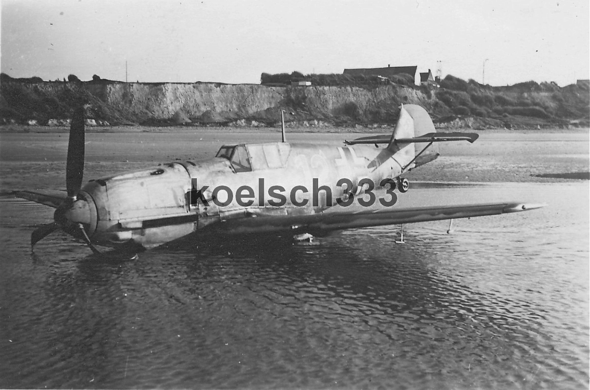 Bf 109 E, Lehrgeschwader 2, I. (J) Gruppe, 3. Staffel, Deutschland, braune 12, Bauchlandung an der Kanalküste.