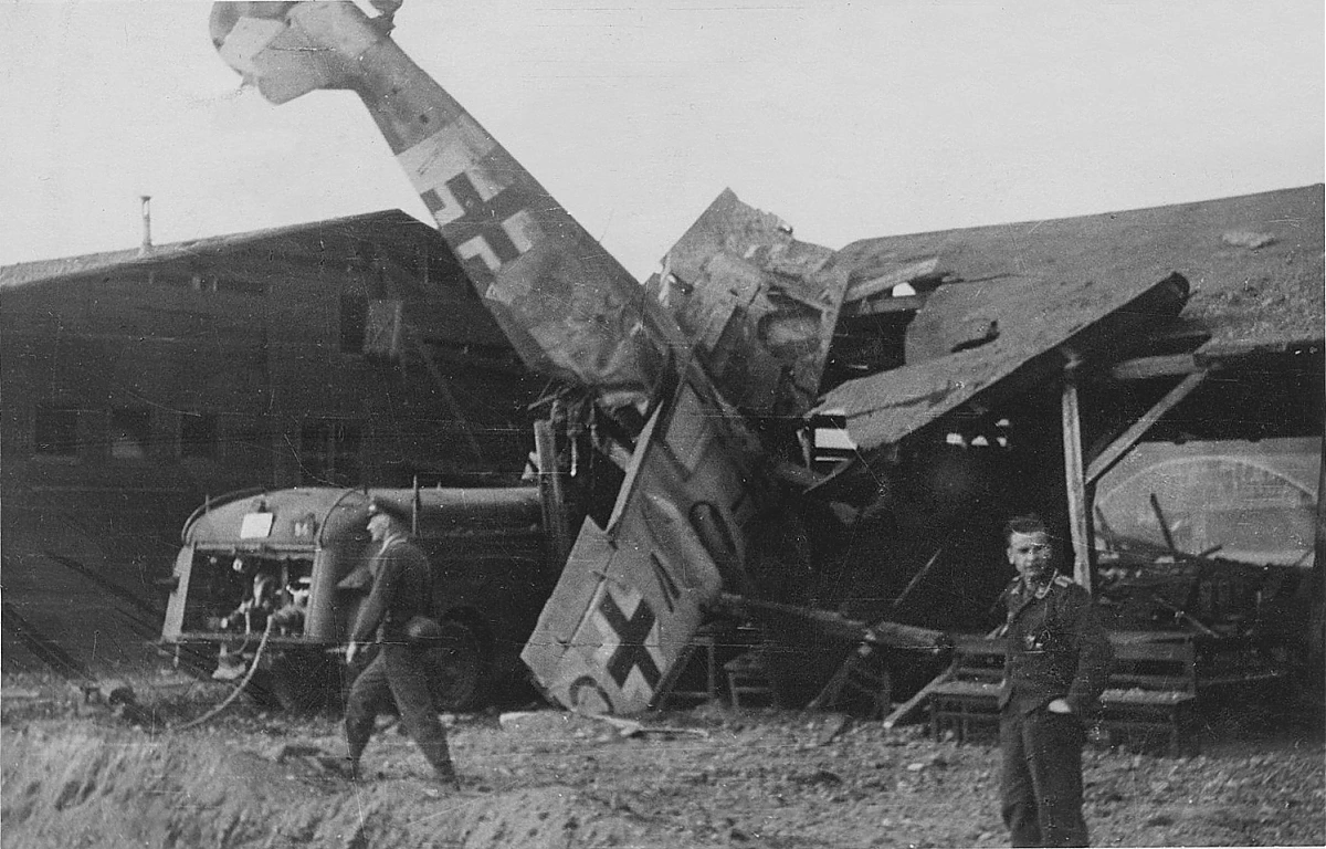 Bf 109 G, Deutschland, gelbe 8, Klagenfurt (Österreich), Die Aufnahme soll nach einem Angriff auf Klagenfurt am 19.03.1944 entstanden …