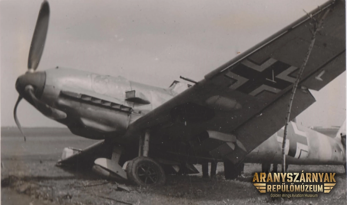 Bf 109 E-4, Uffz. Alfred Kromer, Jagdgeschwader 54, III. Gruppe, 9. Staffel, Deutschland, gelbe 8, W.Nr. 4 093, Pancevo (Jugoslawien), Fahrwerkschaden. Die Maschine wurde, wegen 5 Abschussbalken am Seitenruder, g…