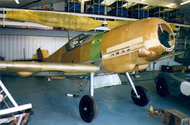 Bf 109 E-3, keine, W.Nr. 1 342, Milden (England), Das Foto zeigt die angefangene Restaurierung in den flugfähigen Zustand.
Das…