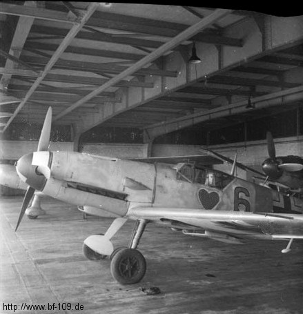 Bf 109 F, Jagdgeschwader 54, Deutschland, gelbe 6, Beachte das sich das gelbe Rumpfband vor dem Balkenkreuz befindet.